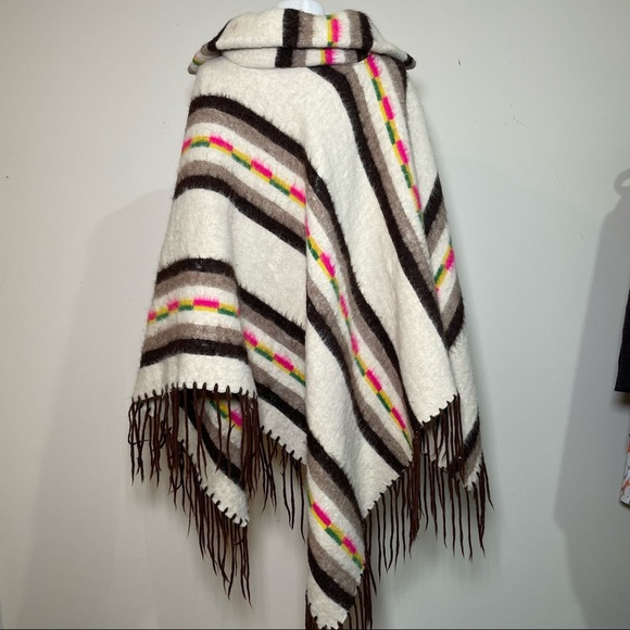 Vintage 1970s cream wool Aztec poncho cape with pompoms and fringe details - Picture 7 of 7